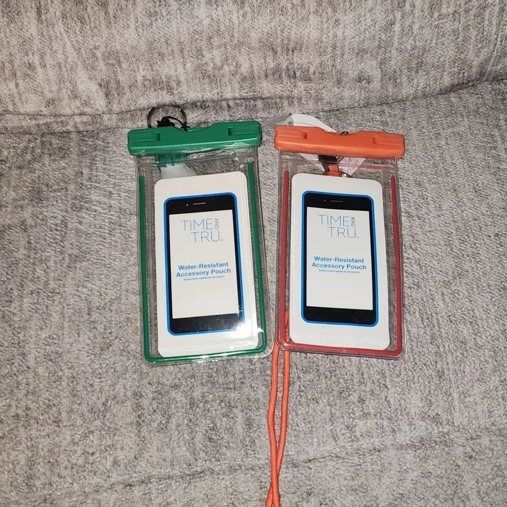 Time and Tru Women’s Water Resistant Phone Pouch Green